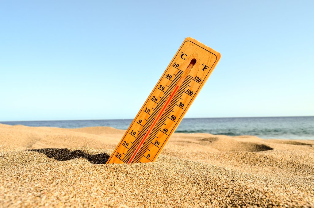El termómetro de la playa en verano indica una temperatura alta.