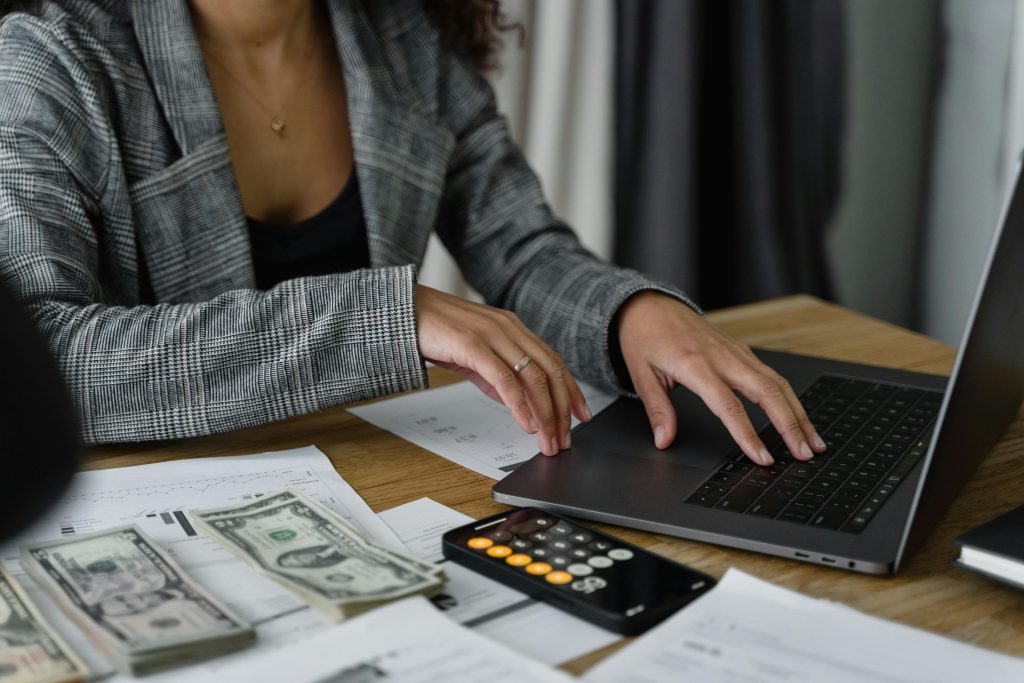 mujer invierte dinero