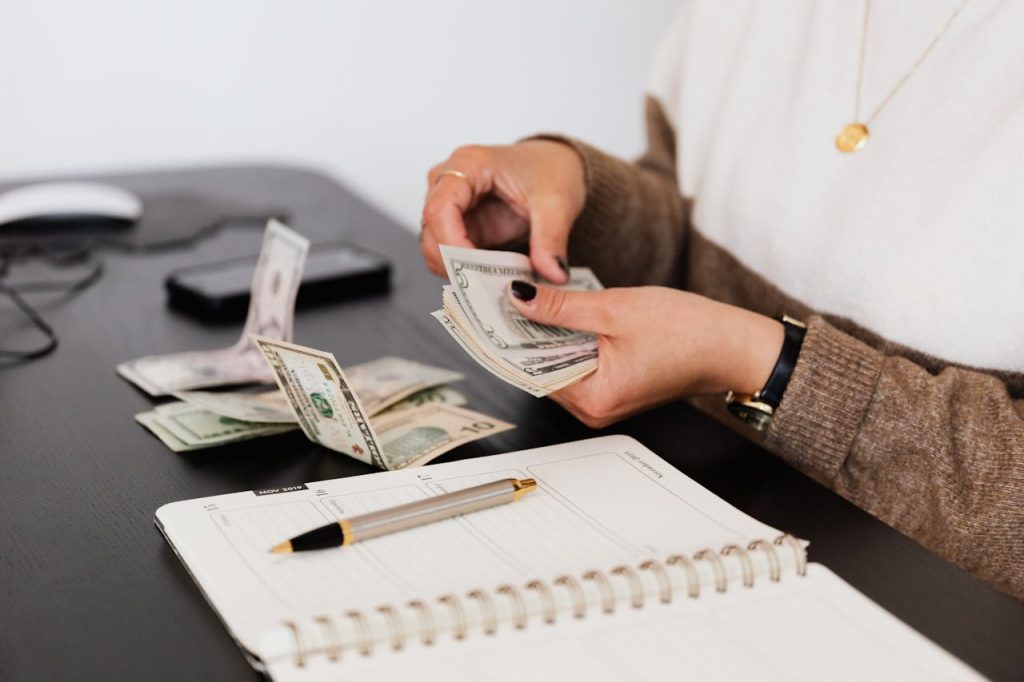 Mujer contando dinero