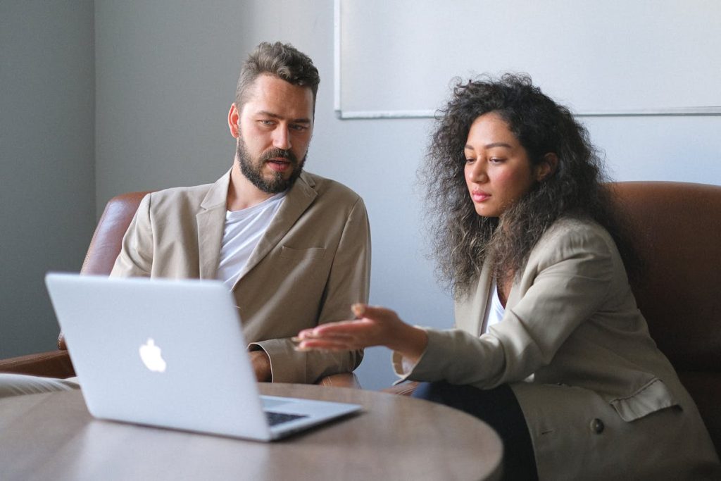 Negociaciones entre una mujer y un hombre